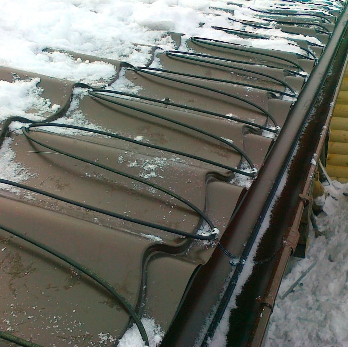 Саморегулирующийся греющий кабель на крыше дома в Красногорске